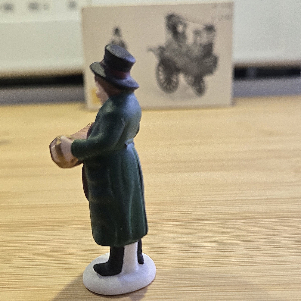 Department 56 Chelsea Market Curiosities Monger & Cart Figurine Set - Like New - Picture 3 of 12